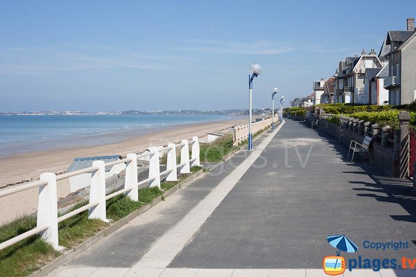 Plage et promenade en front de mer de Jullouville