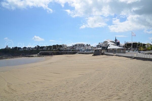 Stadtstrand von St Quay Portrieux neben dem Casino