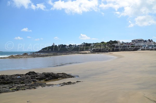 Strand des Casinos mit Blick auf den Leuchtturm von Saint Quay Portrieux