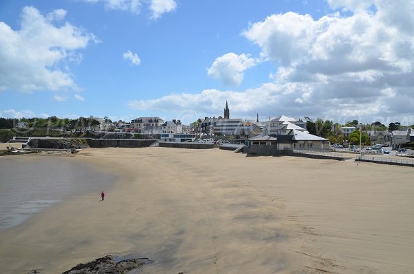 Shops near the beach of the Casino St Quay Portrieux