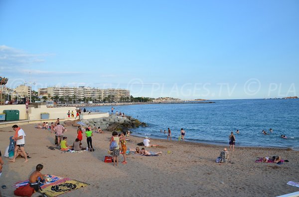 Plage de sable à St Raphael en face du Casino