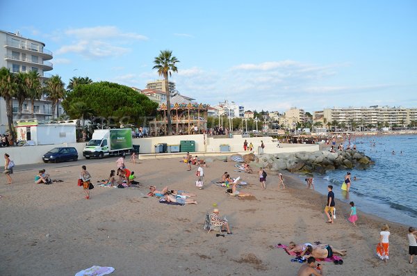 Plage à St Raphaël - entre le port et le casino