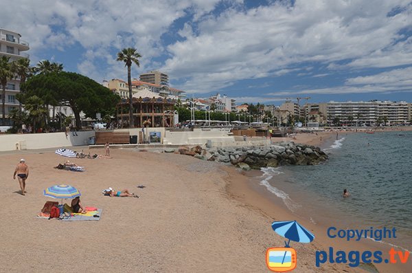 Strand des Casinos von St. Raphael im Sommer