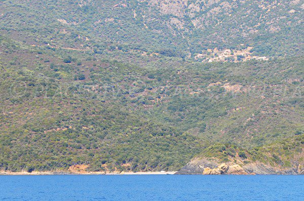 Plage de Caspiu avec le village de Partinello