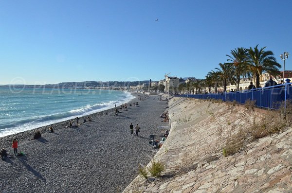 La plage est en contrebas du Quai des Etats Unis