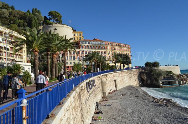 Schöne Aussicht auf das Schloss von Nizza vom Zugang zum Castel Strand aus