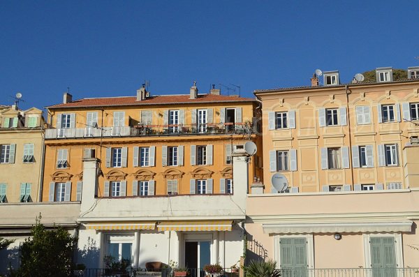 Maisons colorées du Vieux Nice en face de la plage du Castel