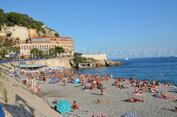 Öffentlicher Castel Strand im Sommer in Nizza