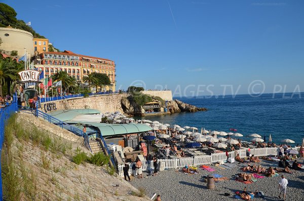 Privatstrand des Castel in Nizza im Sommer