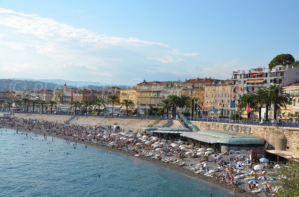 Photo de la plage du Castel à Nice en été