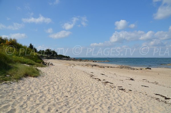 Sabbia e rocce sulla spiaggia Castero a Quiberon