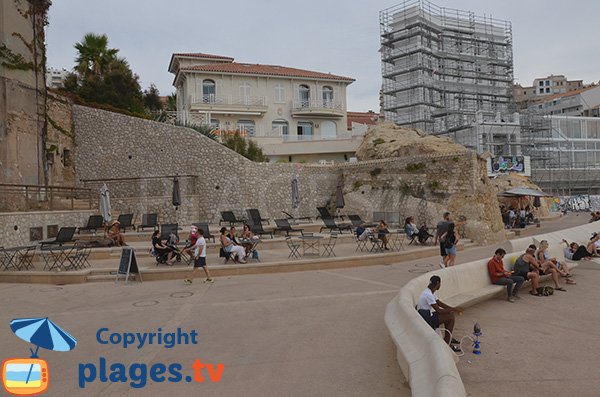 Chaises longues sur la plage des Catalans à Marseille