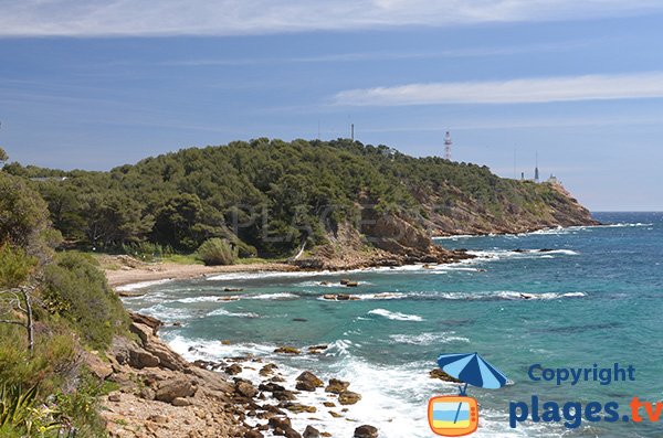 Vue sur la batterie du Cap Cépet depuis la plage de Cavalas à Saint Mandrier