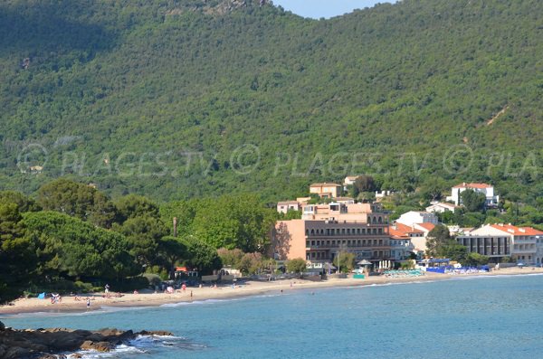 Plage au Lavandou à proximité du Cap Nègre