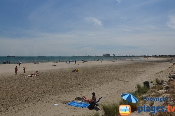 Plage de sable à proximité du terminal Méthanier de Fos Cavaou