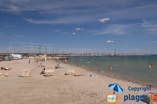 Plage de sable du Cavaou avec vue sur Fos sur Mer et le site de l'Hauture