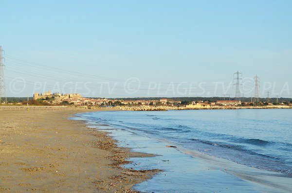 Beach in Fos sur Mer and view on Castrum de Fossis