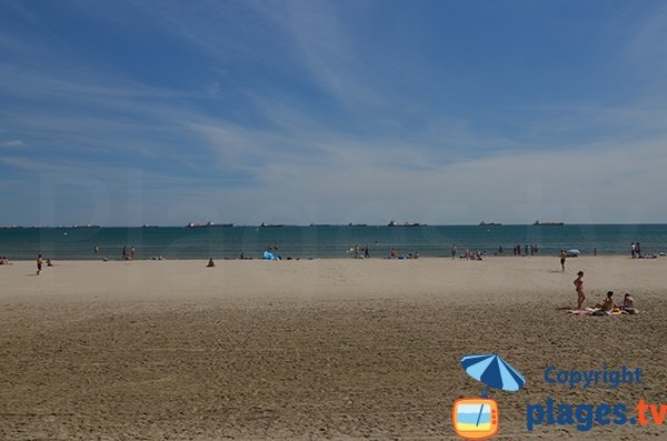 Tanker face à la plage de Fos sur Mer