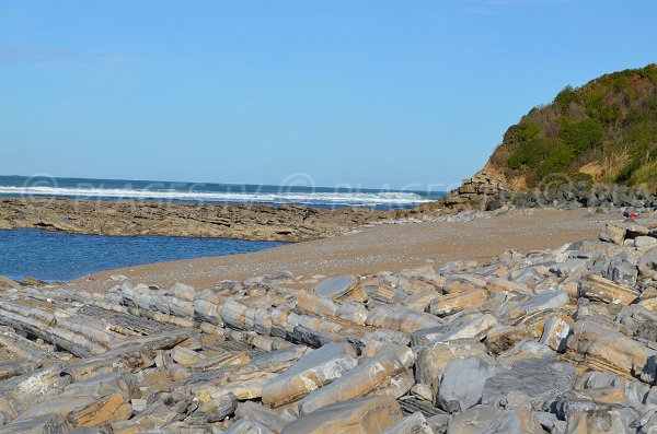Rochers sur la plage de Cenitz à Guéthary