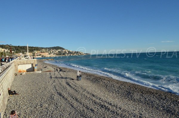 Plage en galets du centenaire en face du jardin Albert 1er