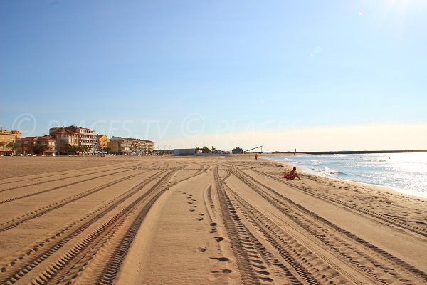 Plage Centrale avec vue sur le port de Valras