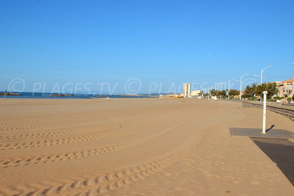 Plage de sable de Valras le long du boulevard Jean Moulin