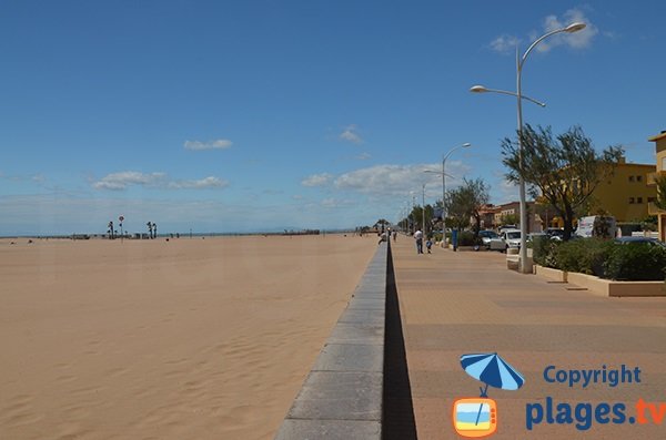 Promenade piétonne le long de la plage de Valras