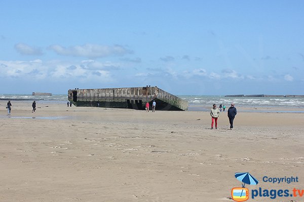 Vestige du port artificiel sur la plage d'Arromanches