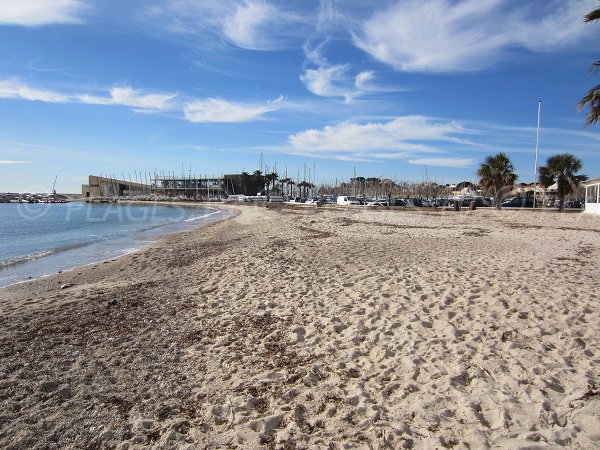 Plage publique à Bandol à proximité du port