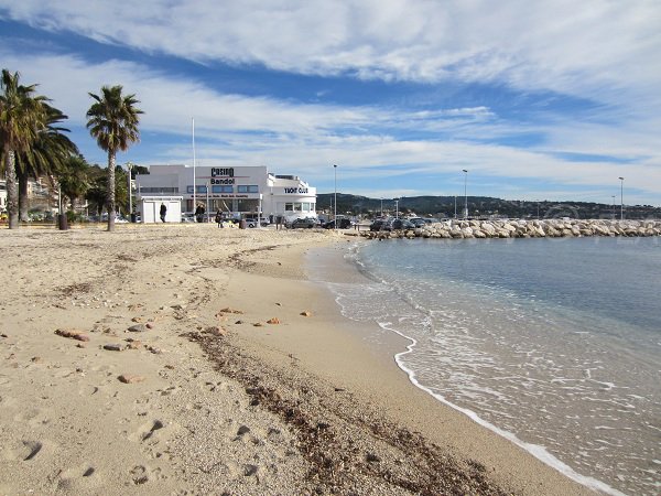 Plage du centre de Bandol en direction du Casino