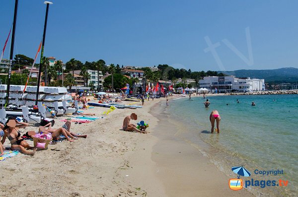 Plage dans le centre de Bandol à côté de la base nautique