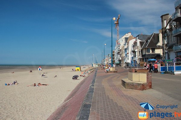 Pedestrian promenade in Bray Dunes with the beach