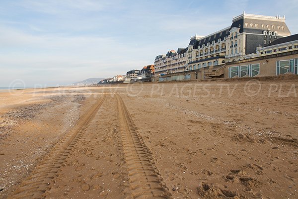 Photo de la plage Centrale de Cabourg en direction de la pointe de Cabourg