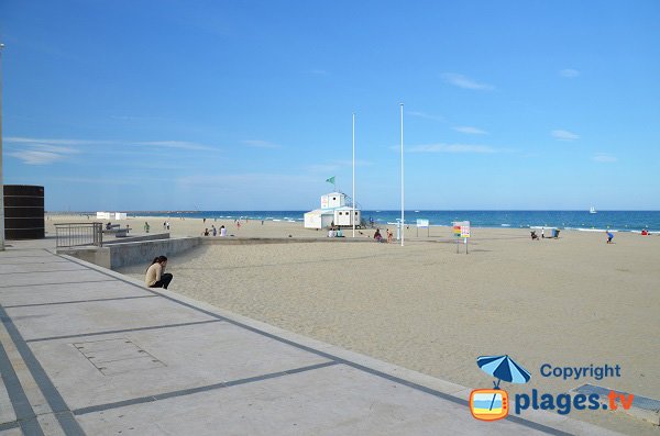 Plage surveillée au Canet en Roussillon près de l'espace Méditerranée