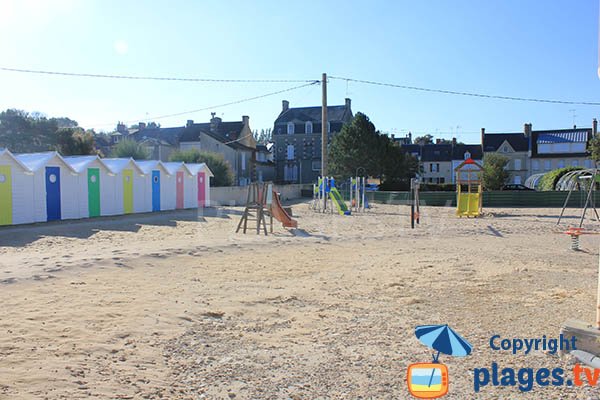 Aire de jeux pour les enfants sur la plage de Grandcamp Maisy