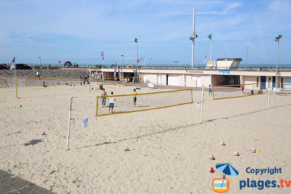 Beach volley dans un patio - Le Touquet