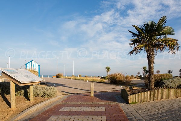 Access to the beach of Merville-Franceville