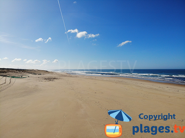 Dunes sur la plage centrale de Moliets dans les Landes