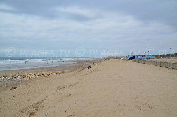 Plage au centre-ville de Montalivet les Bains