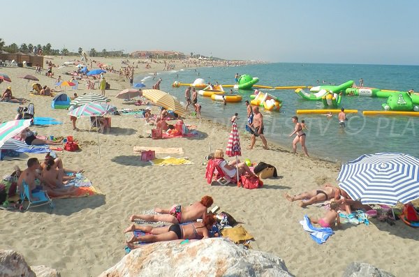 Giochi per bambini sulla spiaggia dal centro di Sainte-Marie