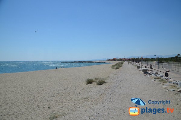 Photo de la plage du centre de Ste Marie en direction du sud