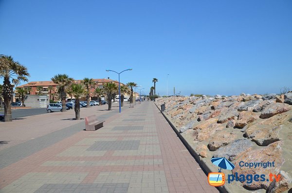 Promenade piétonne le long de la plage de Ste Marie