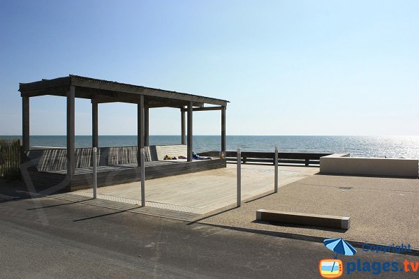 Bains de soleil sur le bord de mer de Notre Dame de Monts