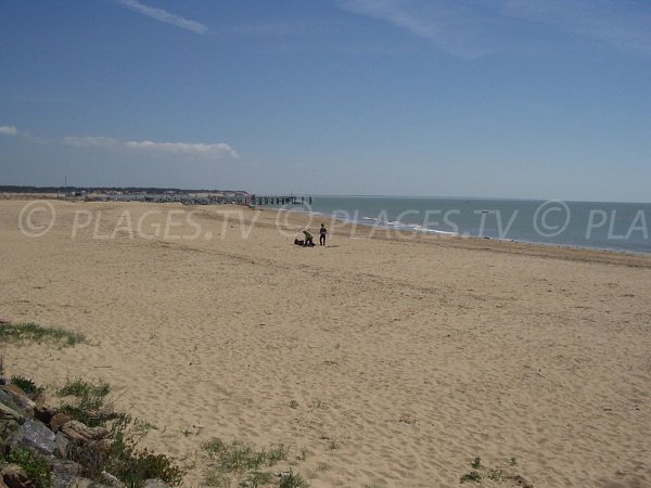 Plage du centre ville de La Tranche sur Mer avec vue sur l'embarcadère