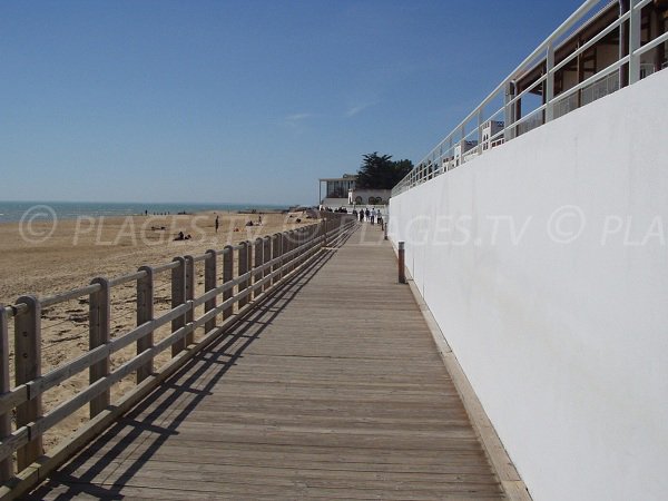 Promenade le long de la plage centrale de La Tranche sur Mer