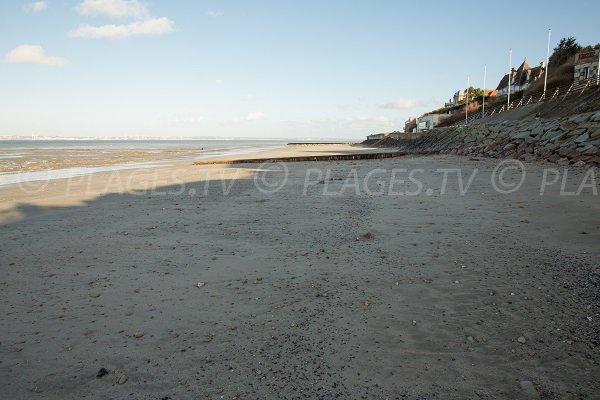 Plage de Villerville avec vue sur l'estuaire de la Seine