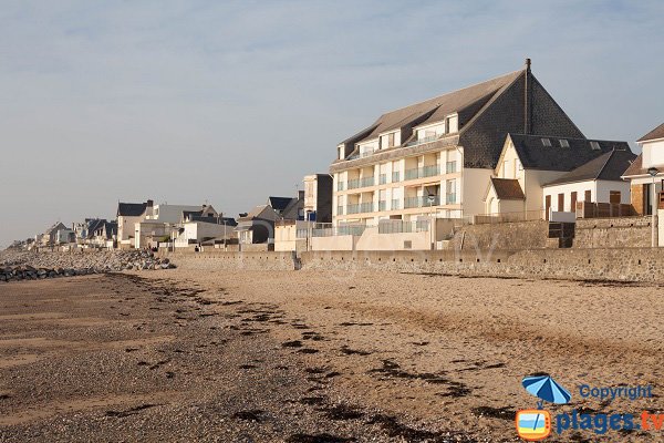 Photo de la plage du centre d'Agon Coutainville avec les maisons en bord de mer