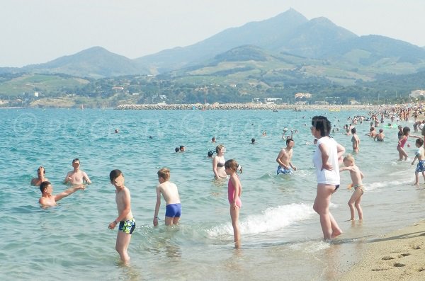 Argelès sur Mer Strand im Stadtzentrum mit Blick auf die Côte Vermeille