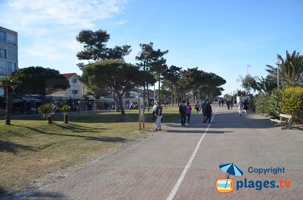 Spaziergang entlang des Strandzentrums von Argelès