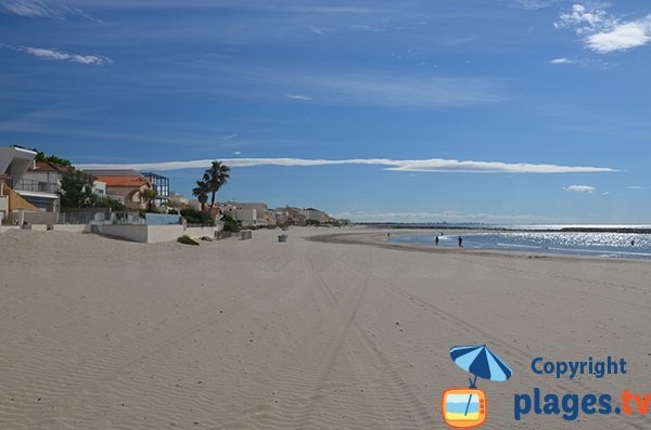 Plage de Carnon à proximité de l'église